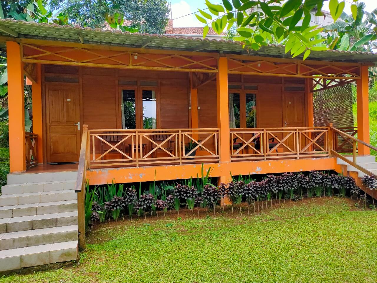 Foto Pondok Kayu di Paddessa Maison dengan 2 kamar dan kapasitas 8 orang. Pancawati, Kec. Caringin, Kabupaten Bogor, Jawa Barat
