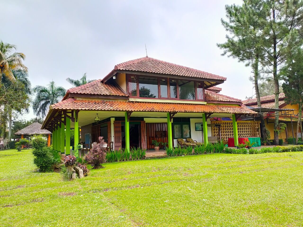 Foto Villa Utama di Paddessa Maison dengan 8 kamar dan kapasitas 50 orang. Di dalam villa ada ruang tamu, ruang keluarga, ruang makan, ruang kecil, dan ruang kamar mandi
